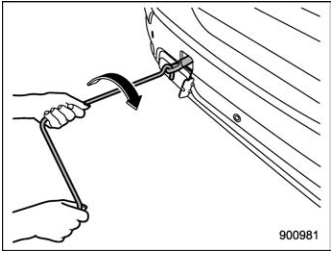 Subaru Forester. Rear towing hook