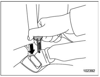 Subaru Forester. Unfastening the seatbelt