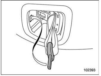 Subaru Forester. Unfastening the seatbelt