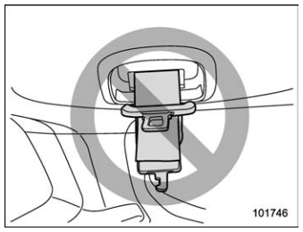 Subaru Forester. Unfastening the seatbelt