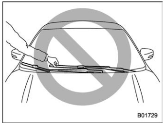 Subaru Forester. Windshield wiper blade assembly